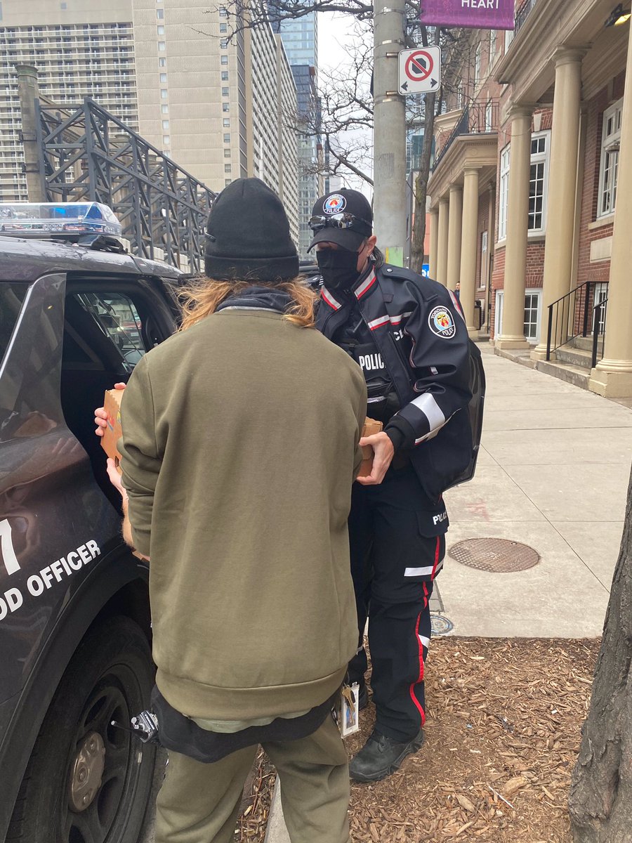 TPS51Div's tweet image. Today, thanks to @taerksturkeyd @LongosMarkets @volvocars @HumanitiCharity our officers were able to help deliver hundreds of meals to @thecornersjt @HavenTorontoCA @CovenantHouseTO @Progress_Place &amp;amp; @TOHousing locations! Thx to all &amp;amp; #HappyHolidays