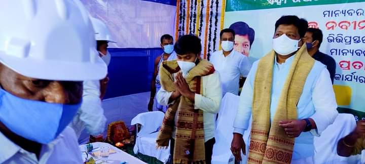 BiswalSouvic's tweet photo. ଆଜି ମାନ୍ୟବର ନଗର ଉନ୍ନୟନ ବିଭାଗ ମନ୍ତ୍ରୀ ଶ୍ରୀଯୁକ୍ତ @jenapratap66 ମହୋଦୟଙ୍କ ଦ୍ଵାରା କାର୍ଯ୍ୟର ଶୁଭାରମ୍ଭ ଉତ୍ସବ ଅବସରରେ। ଏହି ପ୍ରକଳ୍ପ ଦ୍ବାରା କଟକ ସହରର ଜଳବନ୍ଦୀ ସମସ୍ୟା ଦୂର ହେବା ସହ ଟ୍ରାଫିକ୍ ସମସ୍ୟା ମଧ୍ୟ କମ୍ ହେବ।🙏
#TransformingCuttack
#DevelopmentWorksInCuttack https://t.co/U2IFmwwP2g