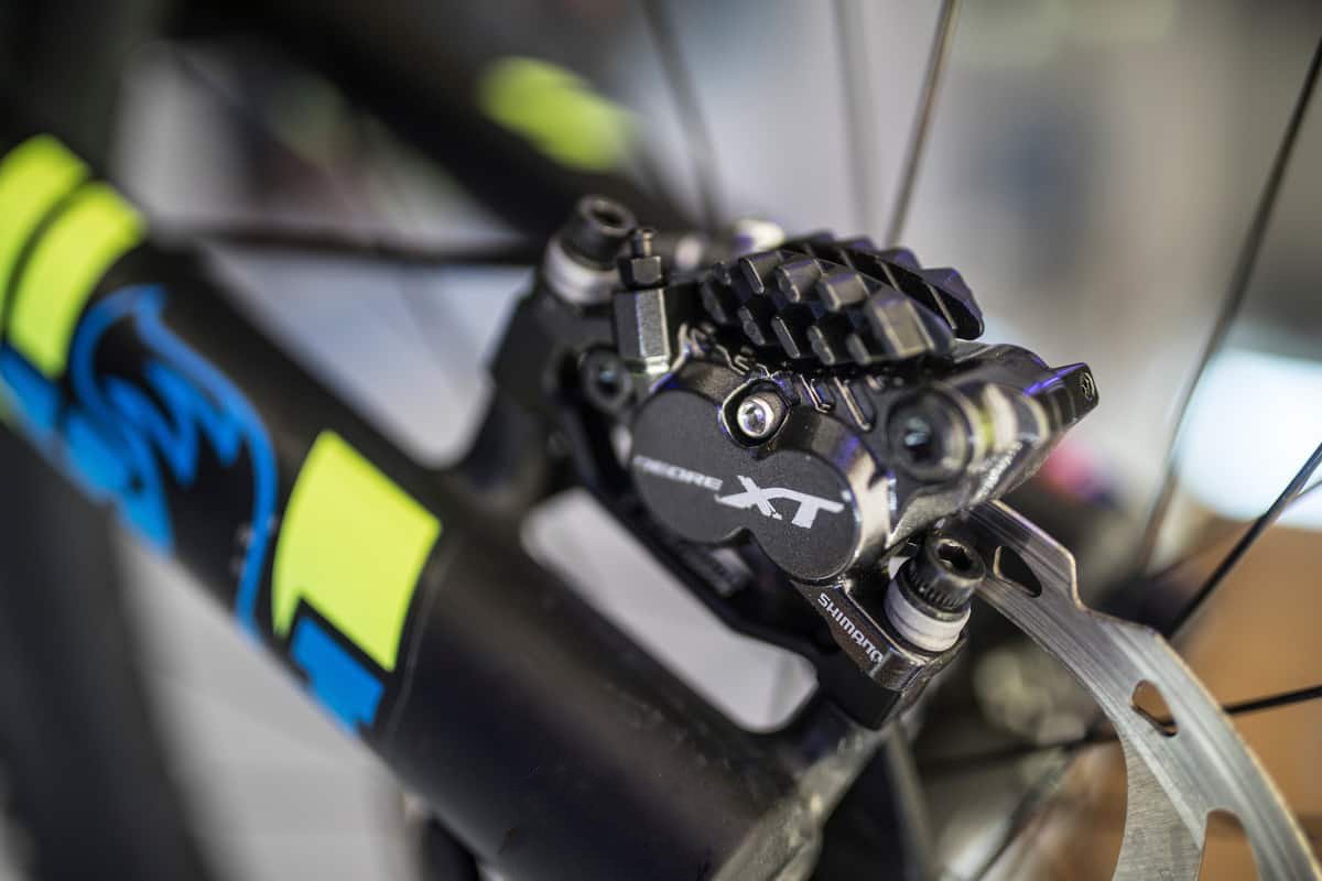 Diseñada para ofrecer un mayor rendimiento de frenado tanto a los ciclistas de trail agresivos como a los ciclistas de E-MTB, la pinza de freno de disco hidráulico #DeoreXT BR-M8020 de 4 pistones proporciona un 20% más de potencia en comparación con el modelo BR-M8000.  #caliper