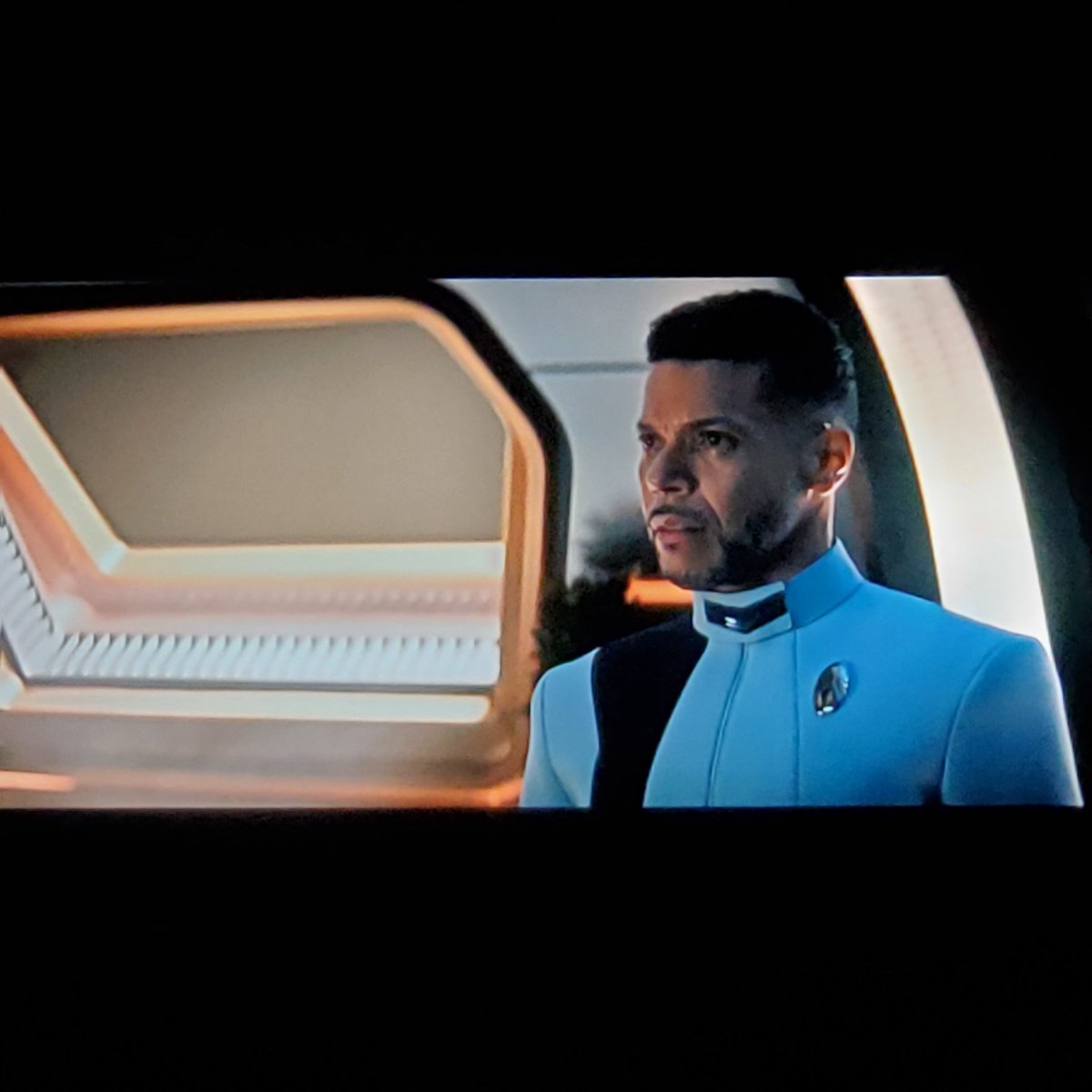AmandaPalgrave's tweet photo. I live in Bowling Green, Kentucky, where the tornadoes hit over the weekend. We were luckier than most, but that guilt in Kovich's dialogue is hitting me right in the core. ๐
#StarTrekDiscovery #TheExamples #survival https://t.co/ZNjYWWgZDn