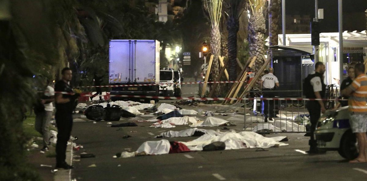 Reine_Margot2's tweet photo. Et vous Aymeric Caron que vous évoque cette photo ?
#FaceaBaba #Nice2016 https://t.co/COZVGcwbYs
