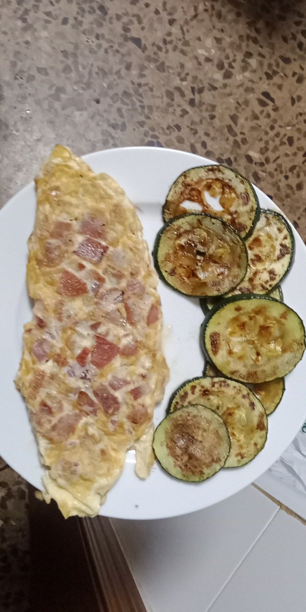 AdrianCabana's tweet photo. Tortilla de jamón con calabacin a la plancha... Seguimos con la bajada de peso!! Vamos jabalí!!

#trailrunning #therocketteam #triatlon #cabas07 #adidas #salomon #trailmontalbanbttcd https://t.co/A26UYBVZ8Y