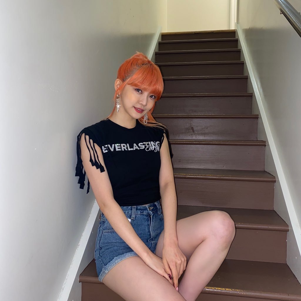 EVERSTARTWT's tweet photo. ˓ ΣVΣЯ ✧ 𝗦𝗧𝗔𝗥 𓈘 event ⸝⸝ 𝕦𝕡 ː dɑte ⊹ #QURISTMASDAY ›
Nuestra bonita Ro ya se puso cómoda para ver el VLive de las chiquitinas WeeWoo. Les mandamos besitos a todas. https://t.co/7RAbh7BAwg