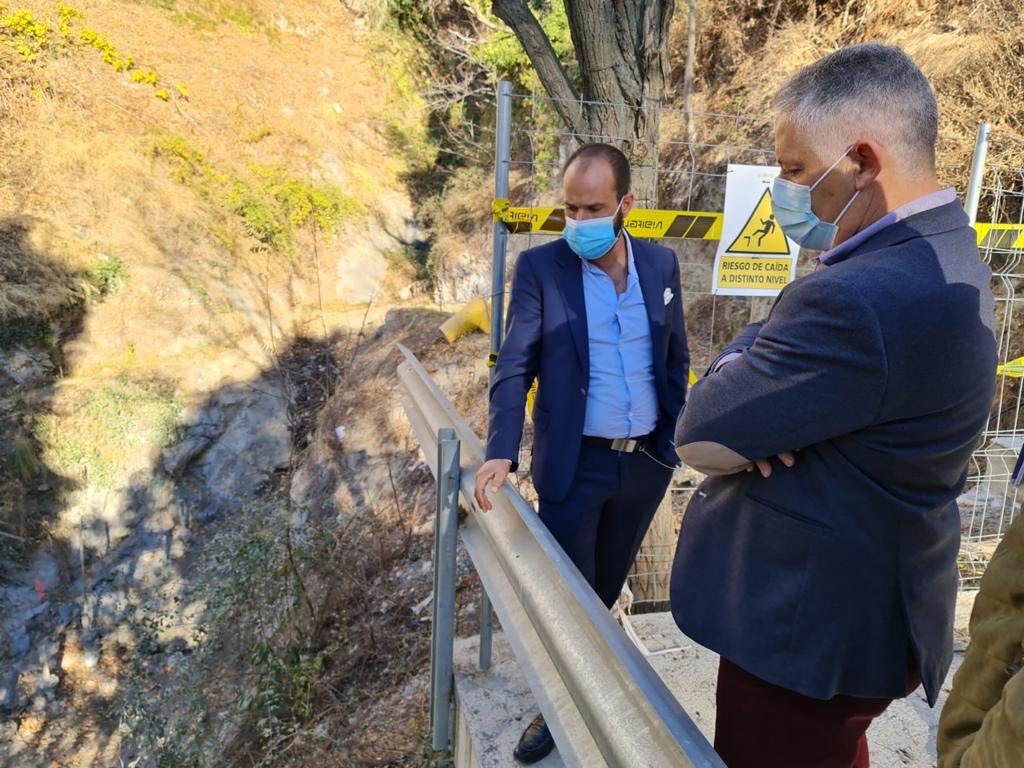 En la visita que hice ayer a Soportujar vi con el alcalde, Manuel Romero Funes, la obra que estamos haciendo en la carretera provincial que da acceso al municipio.
También estudiamos alternativas de aparcamientos para que el desarrollo turístico del pueblo no afecte al tráfico.