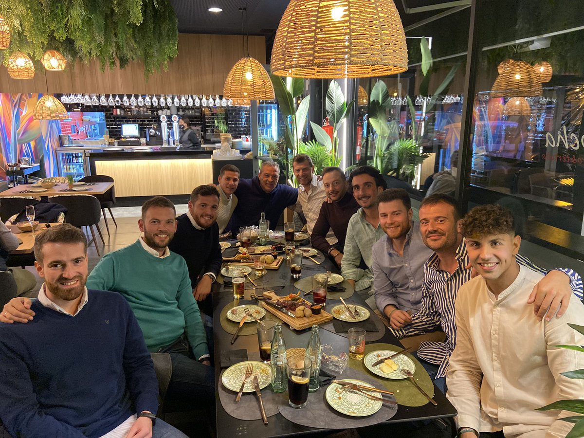 Equipazo! Fútbol, profesionalidad, pasión, amistad y muuuuucho Betis 💚 

Jueguen! ⚽️