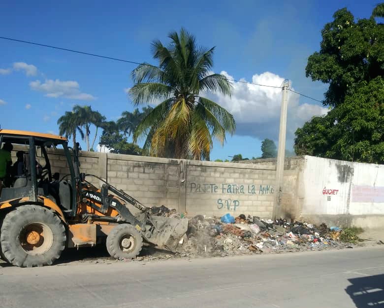 Komisyon Kominal la pap kanpe nan batay pou derasinen fatra nan Komin nan. Nan moman sa, Lameri ap dechouke fatra nan rantre Lilavwa a epi travay nan kafou Bon Repo pou elimine ma dlo a. #NwèlSanFatra
#AnnKenbeKwadèboukèPwòp  #AnnDechoukeFatra #LapwòpteSeZafèNouTout <a href="/MTPTCE/">MTPTC</a>