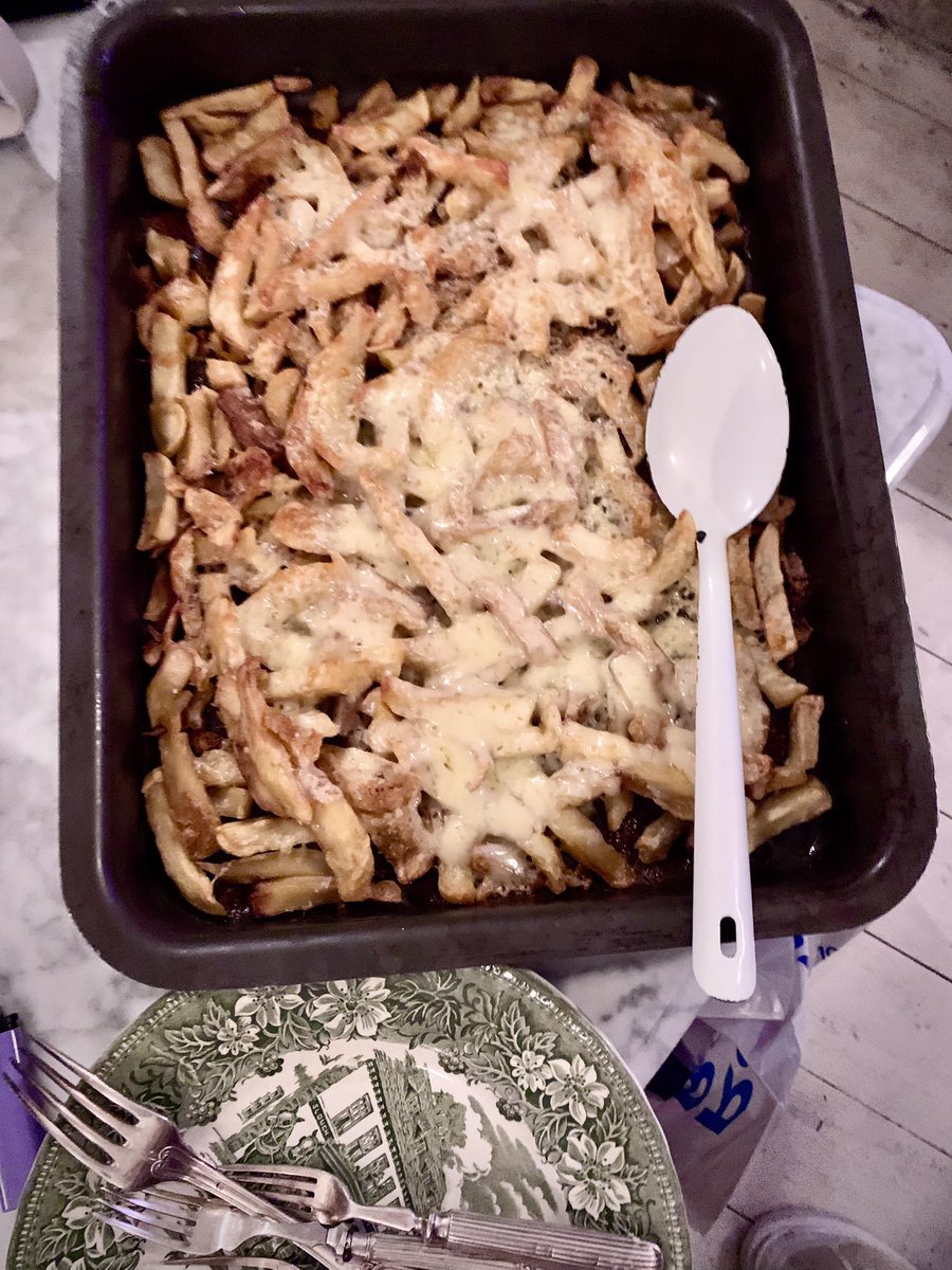 MsMarmitelover's tweet photo. So I ended up making cheesy chips from last nights chip shop chips. #dinnerfor4 #gourmet https://t.co/1wjCQ3094H