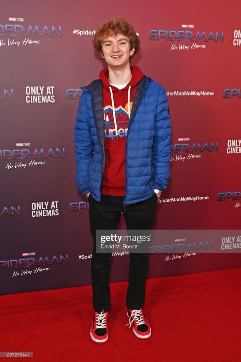 dozingallium's tweet photo. THE FACT TOMMY IS ON THE RED CARPET AT THE SPIDERMAN PREMIERE STILL WEARING THE SAME DAMN COAT AS ALWAYS https://t.co/Nx5HtDQSqw