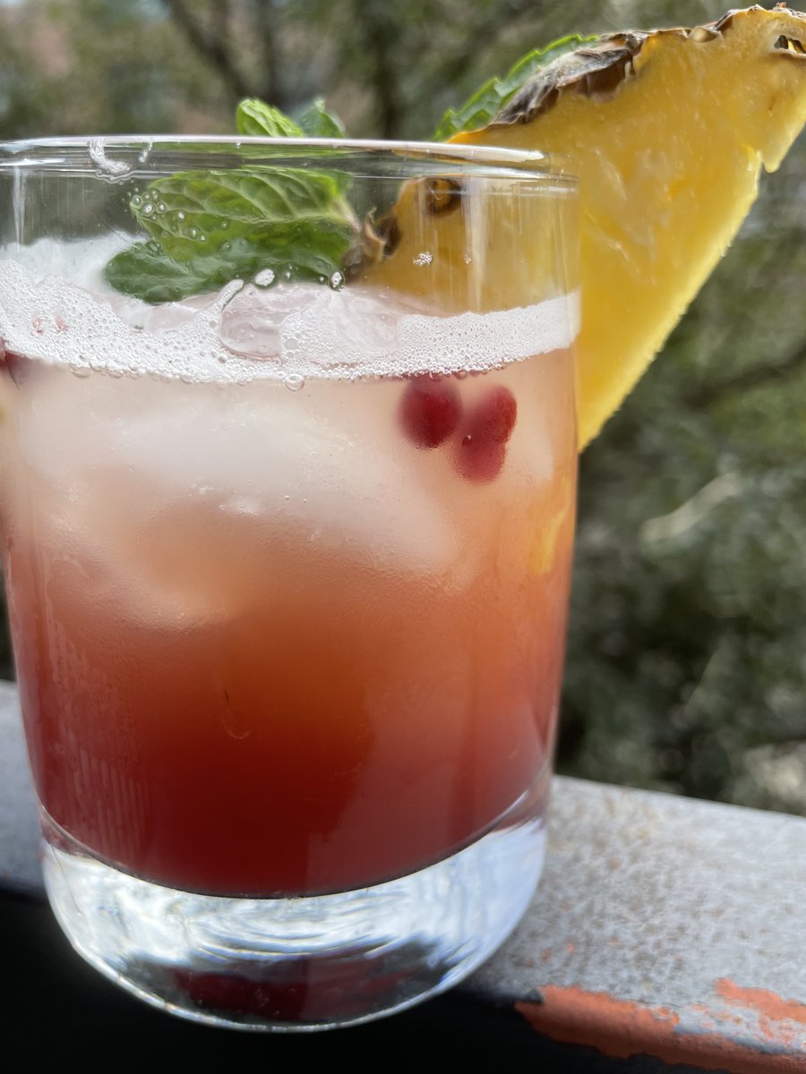 chefjanelfields's tweet photo. Pineapple 
Pomegranates 
Ice Cubes 
Garnish

Add your favorite liq in but this is the perfect Christmas mocktail. The pineapple is here bc it’s still HOT in Dallas - a week away from Christmas. #ChristmasInDallas https://t.co/aDX9leA0Jh