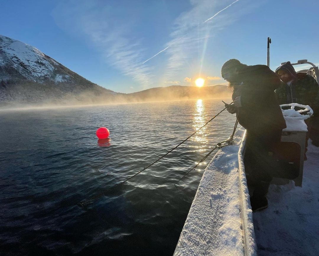 #NativeConservancy team conducting research on kelp farming. 

Native wisdom tells us that the best way of giving back to the place that has given us so much and nurtured our peoples for thousands of years is by reciprocating with stewardship.

nativeconservancy.org/giftsthatgiveb…
