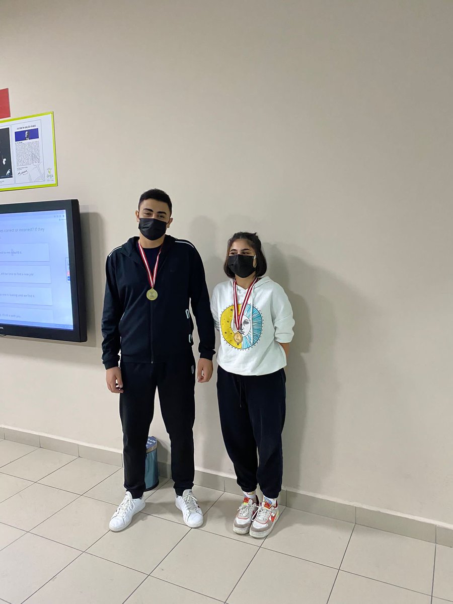 Beden Eğitimi Bölümü tarafından düzenlenen sınıflararası atletizm yarışmalarında gülle atma, uzun atlama ve 60 metre koşu branşlarında  birinci olan öğrencilerimiz madalyalarını aldı. Öğrencilerimizi tebrik ederiz👏🏻👏🏻👏🏻<a href="/serozeren/">Serhat Özeren</a> <a href="/ozgurkapann/">Özgür Kapan</a> <a href="/Azrafraarzu1/">Arzu Uz</a> <a href="/EzgiOvet/">Ezgi Övet</a> <a href="/serhatdnzks/">Serhat Denizkuşu</a>