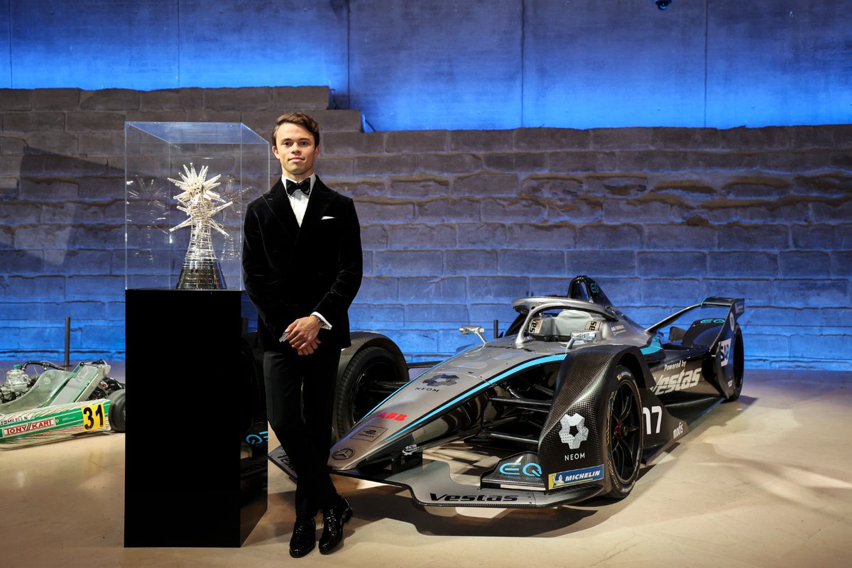 🏆 #FIAPrizeGiving2021 - 2021 was the season during which @FIAFormulaE became an FIA World Championship. Let's celebrate the winner of a thrilling season and first ABB FIA Formula E World Champion: @nyckdevries #FormulaE