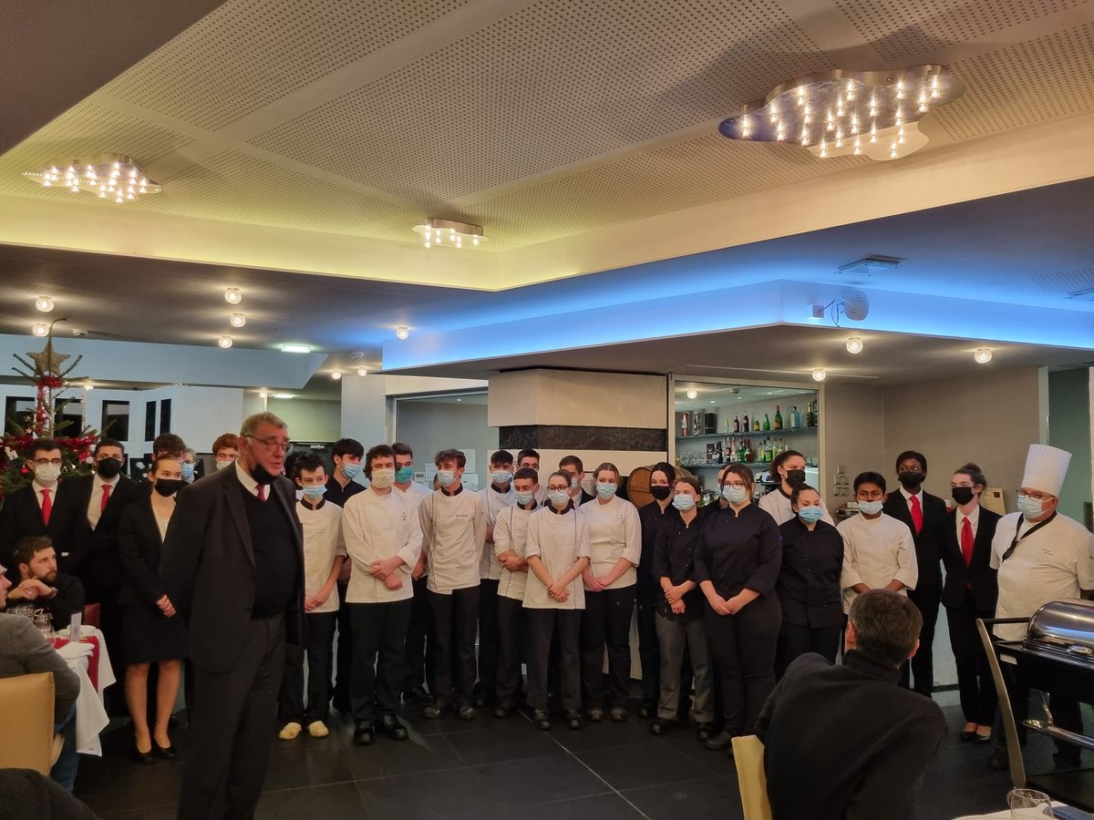 Superbe repas d'avant fêtes au lycée Jean Monnet. Concocté par les etudiants de 1ere année de BTS MHR et les élèves de TCR2. Felicitations à M Démissy et à Jouhaud, professeurs de cuisine et à Mme Puissegur et M Boileau, professeurs de service.