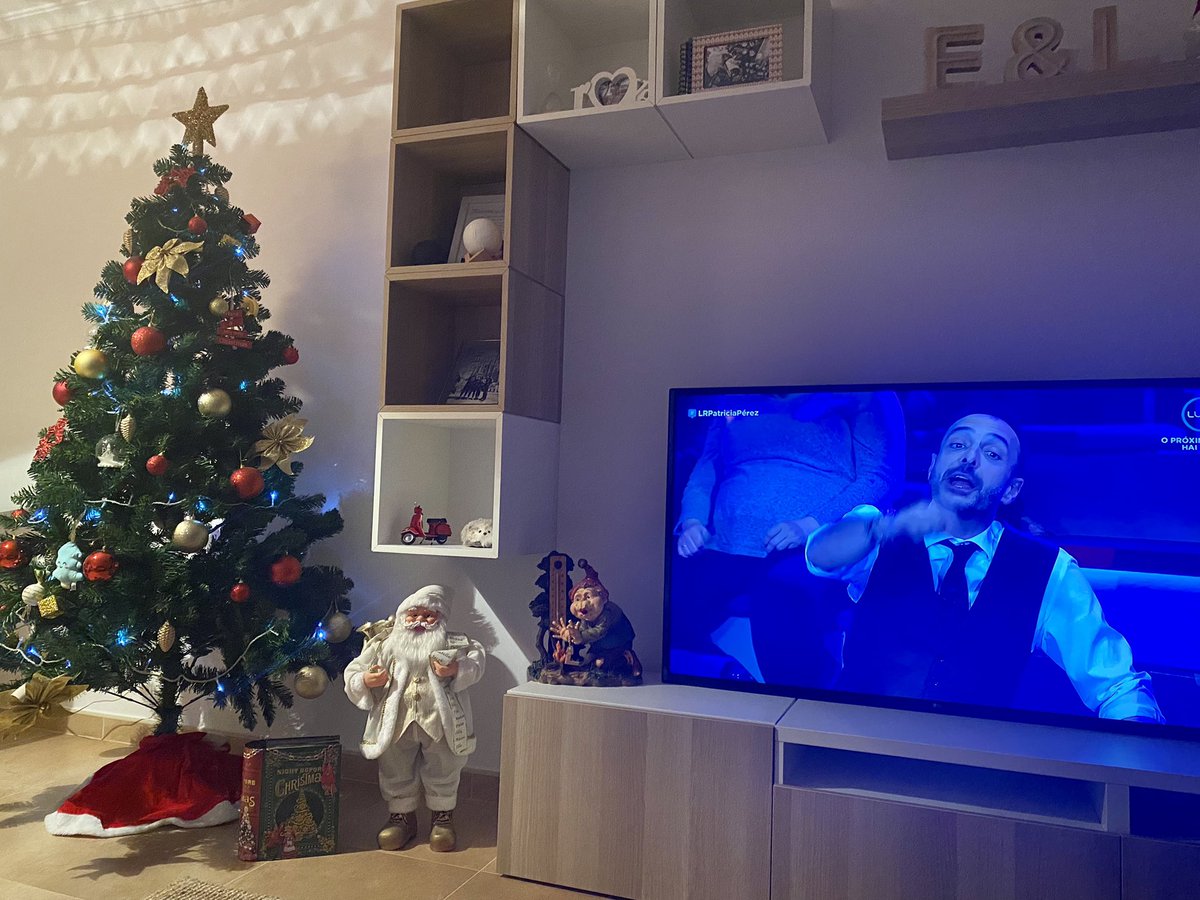 Edgarpatxy's tweet photo. #LRPatriciaPérez está é a nosa aportación navideña. @RobertoVilarTV di que esta é a gañadora do sorteo. Mira cómo o sinala na televisión. @LandRoberTVG BO NADAL. https://t.co/7kGysUt93z