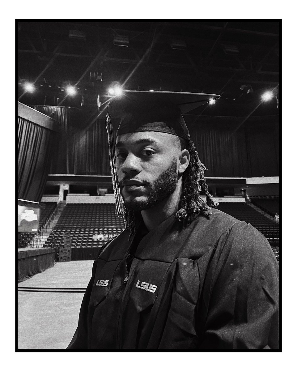 my twin brother graduated today🎓❤️
<a href="/MalikMartin45/">Malik Martin</a> 
-
-
#shotoniphone