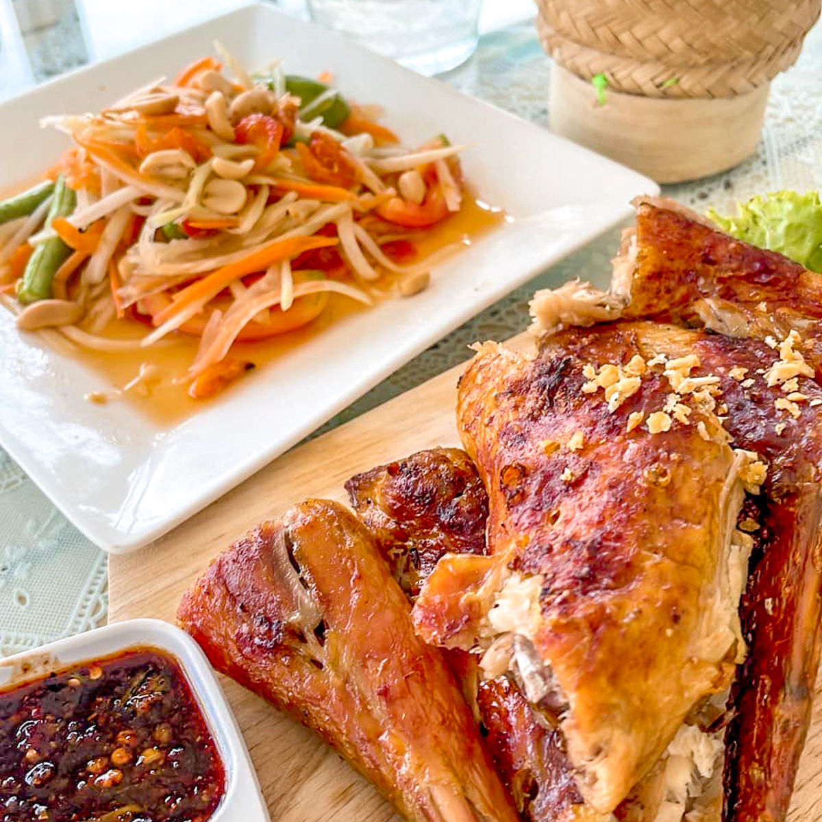 SiamAllFood's tweet photo. วันนี้ มาแนะนำร้าน "MORE zaap&amp;cool เตี๋ยวตำยำแซ่บ" แนะนำเมนู ไก่ย่างเขาสวนกวาง กรอบนอกนุ่มใน ทานคู่กับส้มตำแซ่บซี้ดส์ แวะไปทานได้นะ ด้วยกรรมวิธีการย่างถ่านอย่างพิถีพิถันเพื่อให้ไก่ย่างหอม..กรอบ ทางร้านจึงสามารถทำได้ในจำนวนจำกัด นะครับ

ขายส่งไก่ย่างเขาสวนกวาง | โทร 064-936-6983 https://t.co/6r5hlLJ3pl