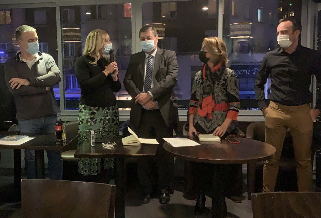 ATaquillain's tweet image. 🇫🇷 Merci à toutes et à tous ! 

Vous étiez nombreux ce soir à #Courbevoie pour parler du bilan économique d’@EmmanuelMacron 

Élus, entrepreneurs, associatifs ....Heureuse d’avoir été entourée de @priscathevenot @lrainfray, président du @Medef92 #comitedesoutiencourbevoie