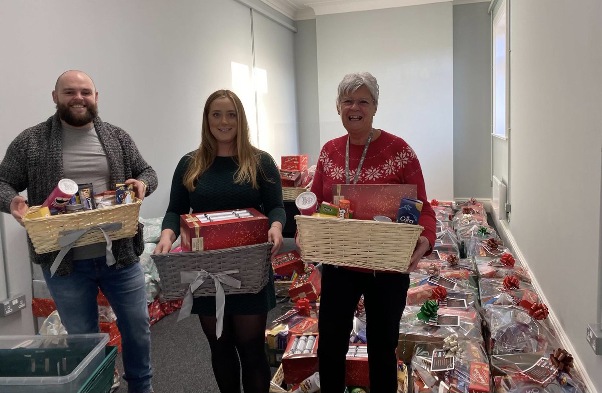 LindaTavernor's tweet image. It was a delight to meet staff from @iVendiLtd who have been busy making Christmas hampers for the foodbank this week.  A big THANKYOU to everyone involved 👏👏