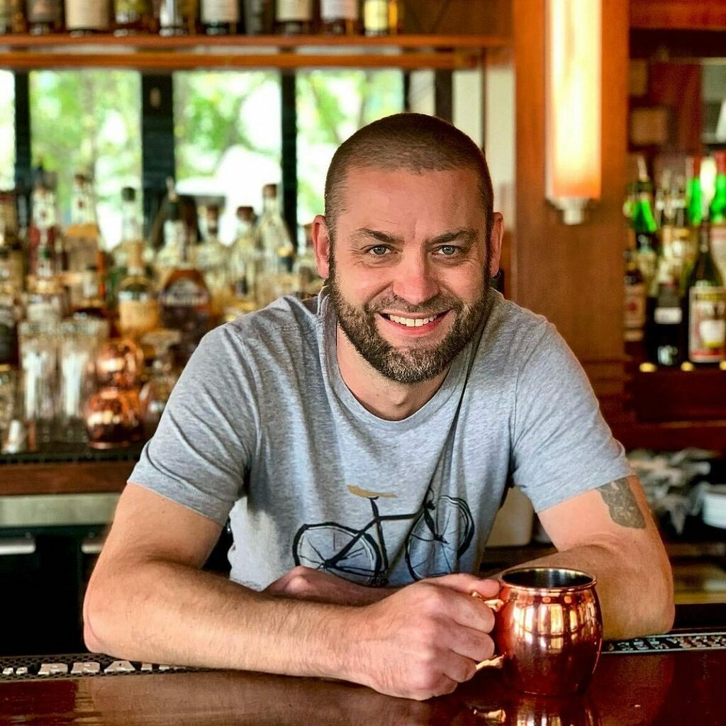 TONIGHT! @marcusarron1205 is guest bartending 4-11 pm. He’ll be serving $7 martinis from 4-7 pm. Come by for a glass of holiday cheer 🎄 🎄 🎄 🎄 #fatcatchicago #chicagoandfood #bestfoodchicago #bestfoodfeed #chicagofoodanddrink #infatuationchi #chicagofoodguide #chicagoba…