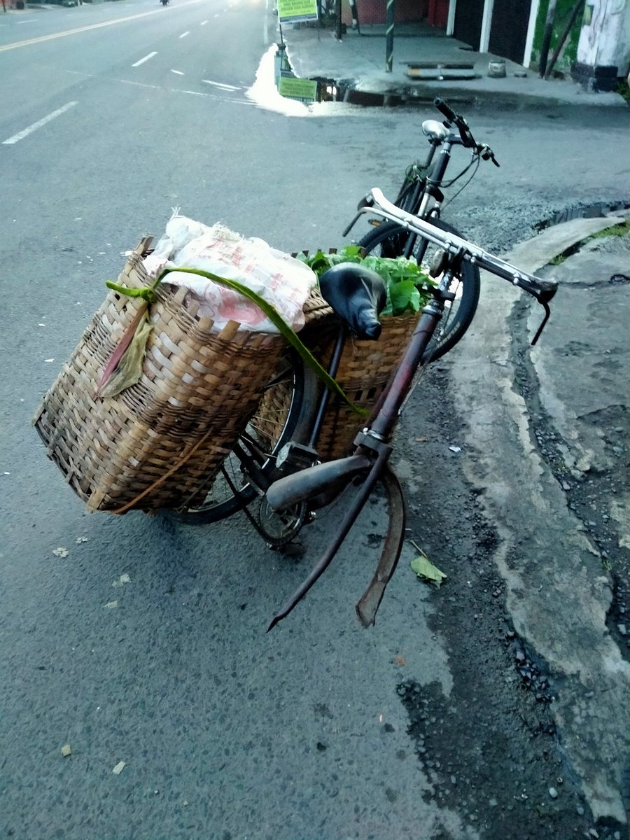 05.14
Minta tolong kesadaran untuk orang yg menabrak kemudian lari. Kasian ibu2 mau ke pasar kendaraan sepeda rusak. Minta kesadarannya. Lokasi depan padang murah Kadipiro jalan wates km.3 
<a href="/amaltarp/">Mal</a>