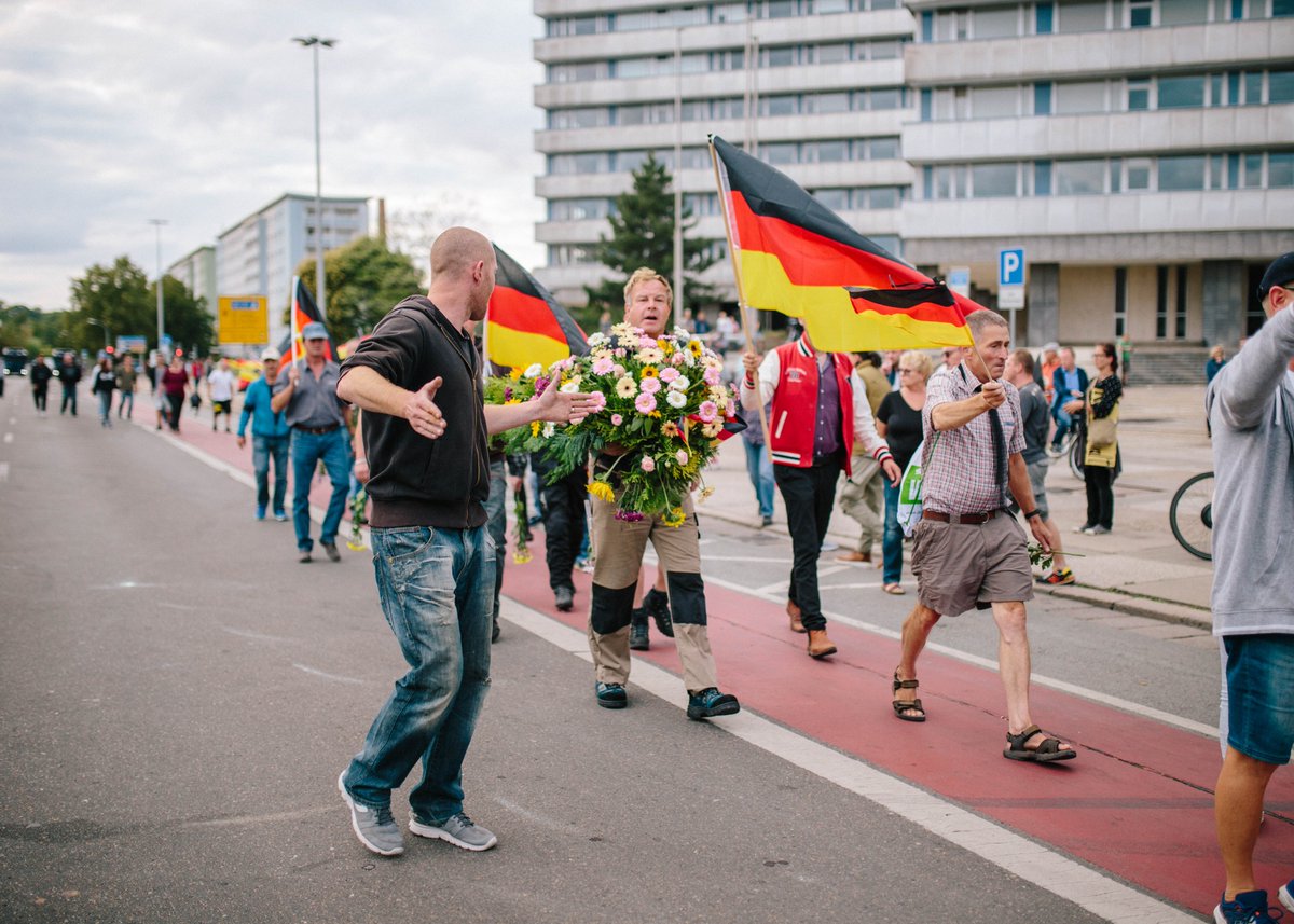 mic_tra's tweet photo. Wie nah sich #AfD, #PEGIDA und rechte Terrorplaner sind? Das zeigt auch Bild (1), das ich bei #c0109 aufgenommen habe. Vorne links posieren #Bachmann und #Höcke. Direkt daneben Jürgen S., am plaudern im AFD-Block. Bei #c2708 inszenierte S. sich stark mit einem Gedenkkranz (2&amp;3). https://t.co/MLvXl0sUgx