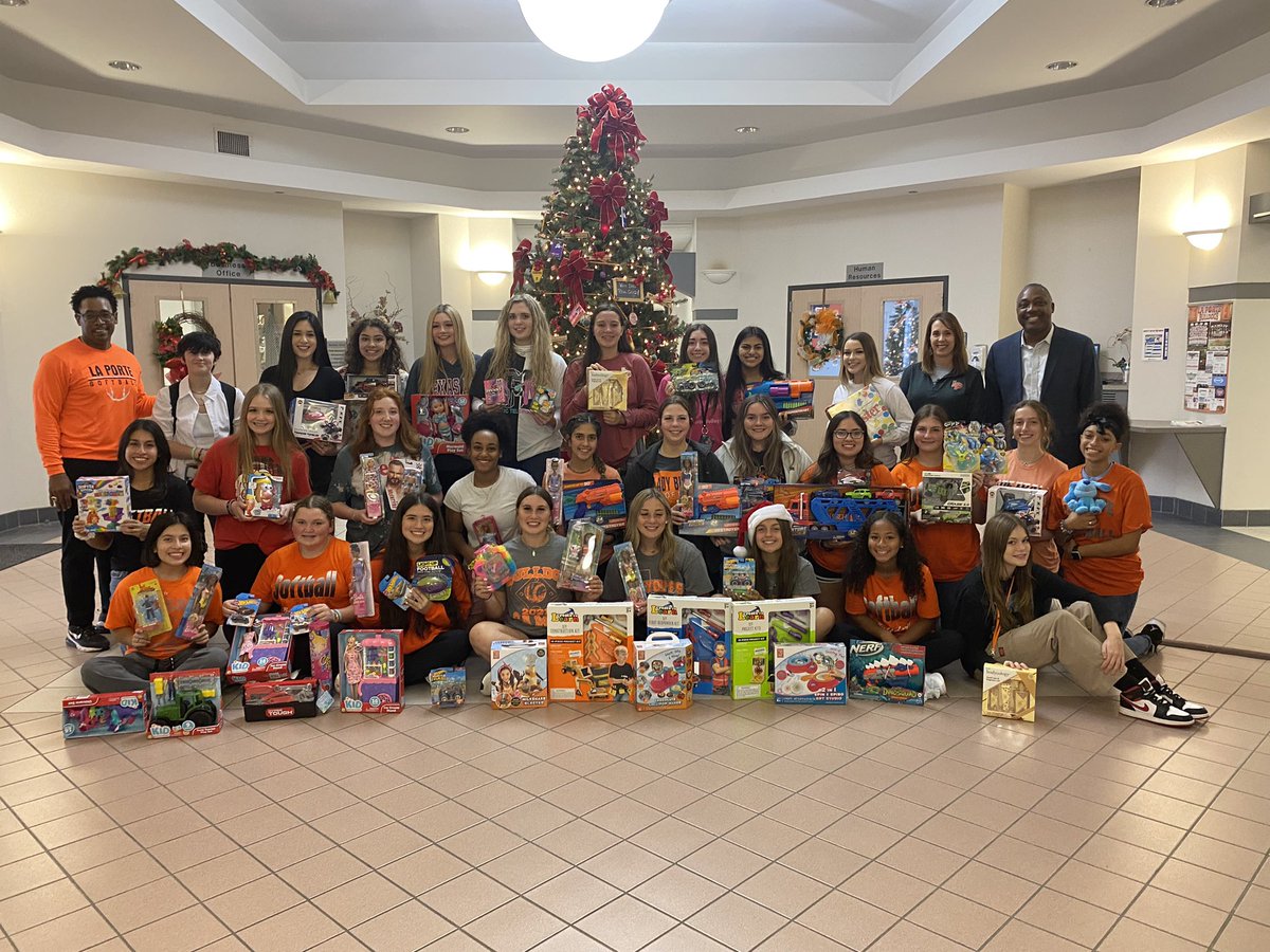 lpisd's tweet photo. Our @LPHSVolleyball and @LPHSSoftball teams collected toys in a partnership with the La Porte Fire Dept. #LPGreatThings https://t.co/MayP11SUiU