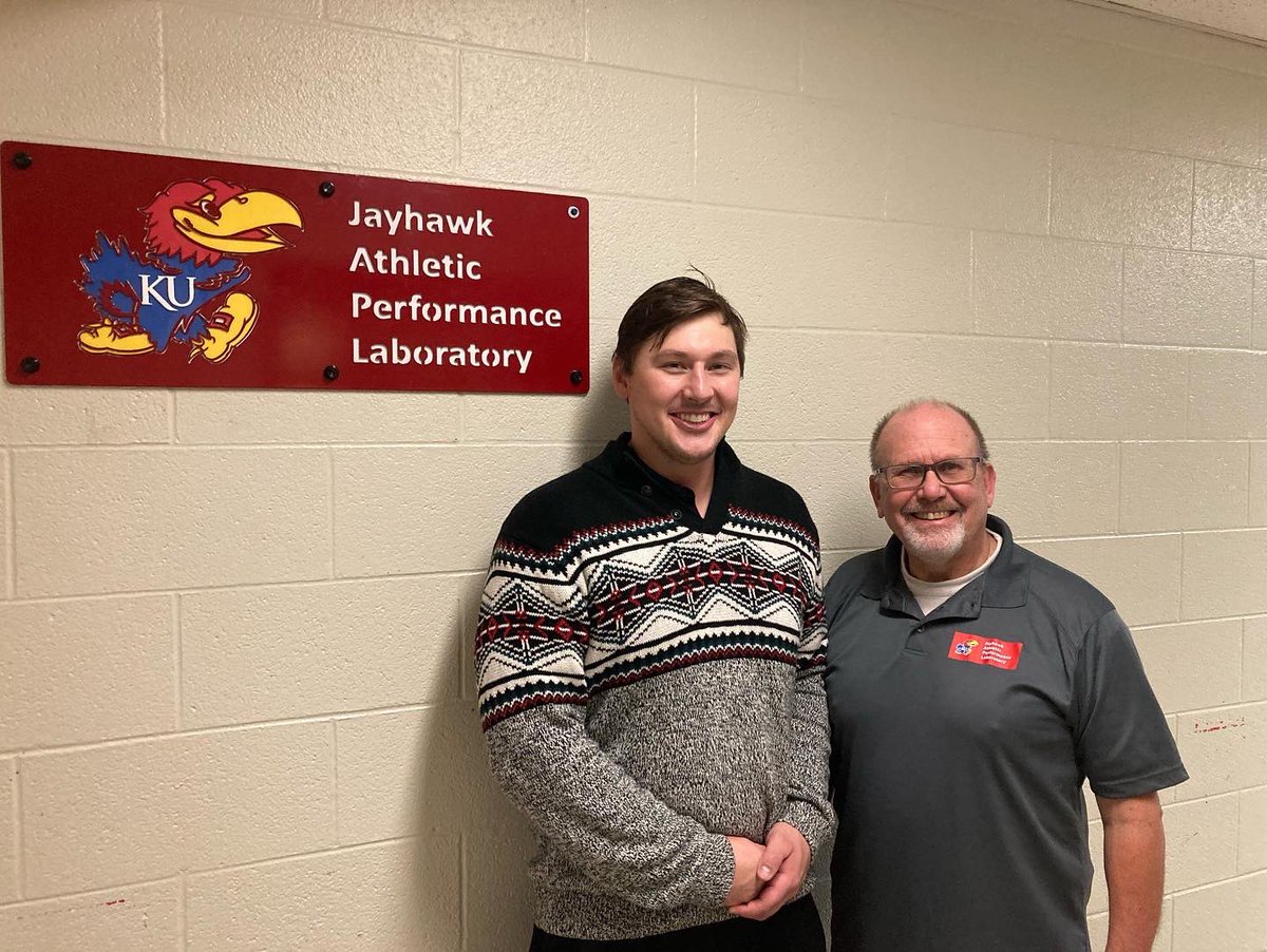 AthleticJayhawk's tweet photo. Congrats to JAPLβs own @MattHermes1 on passing his comprehensive exam! Interesting research on fast vs. intentionally slow lifting, with more to come shortly!
#jayhawks
#RockChalk
#StrengthTrainingAndConditioning
#lifting https://t.co/RfhjrLzzJ1