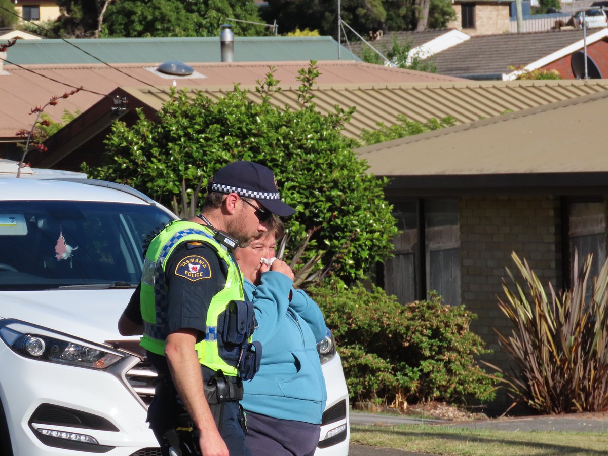 jackevansreport's tweet image. More heartbreaking scenes from #Devonport today. The mass of tributes is growing outside Hillcrest Primary School where 5 kids have died in a tragic jumping castle accident.  bit.ly/33A6tfB @themercurycomau