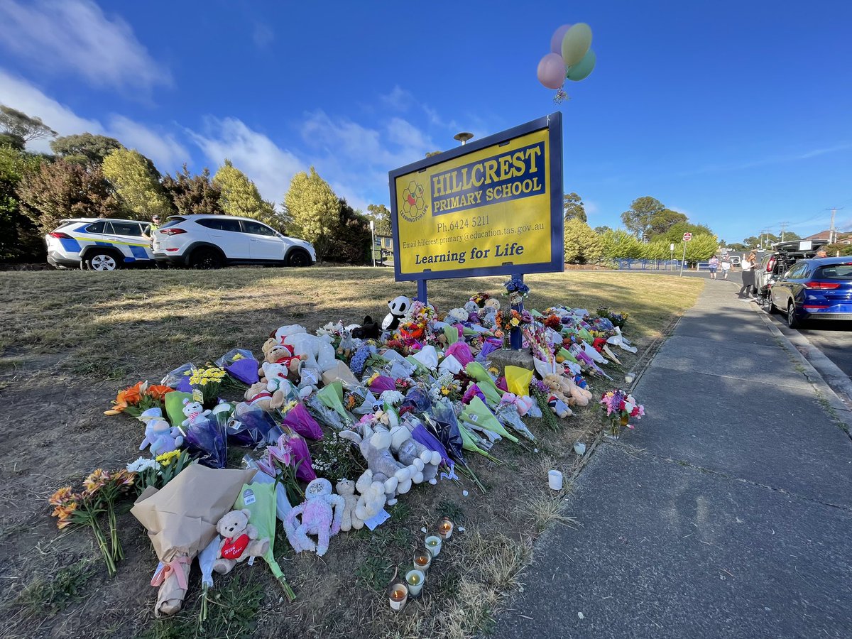 jackevansreport's tweet image. More heartbreaking scenes from #Devonport today. The mass of tributes is growing outside Hillcrest Primary School where 5 kids have died in a tragic jumping castle accident.  bit.ly/33A6tfB @themercurycomau