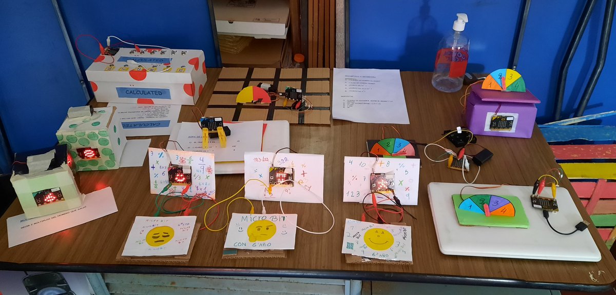 eliseli_'s tweet photo. Finalmente llegó el día de la muestra en la #esc262. Mucho trabajo de los niños/as de 6to y sus docentes. Lindísima instancia en la que por equipos compartieron los juegos matemáticos creados con #microbit. En el contador de votos arrasó el emoji 😊 https://t.co/rnOya5GFWk