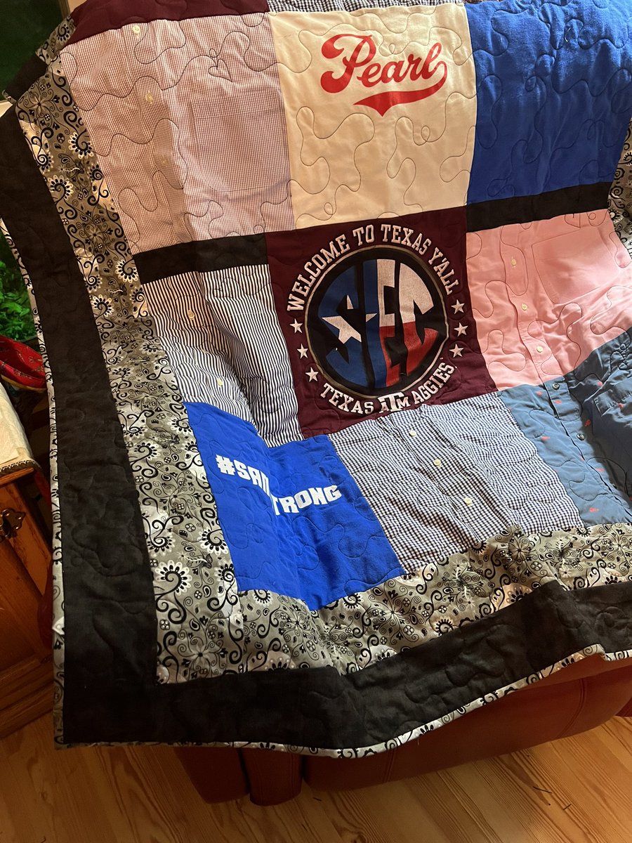 deanna_breeding's tweet photo. #memoryquilts ready to be loved by their new owners https://t.co/UUjvKrvZTK