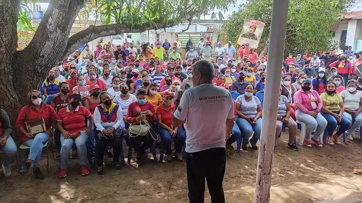 Econ_AndreaVzla's tweet photo. #Elorza junto a @AguileraPSUV recibió con alegría a nuestro Gob. @eduardopiate2 
Vamos al debate que nos permita recomponer la mayoría que somos efectivamente y avanzar en la reconquista electoral del Mcpio Romulo Gallegos.
#VamosPor El Apure Grande, Próspero y Productivo!! https://t.co/1yo04N93Bk