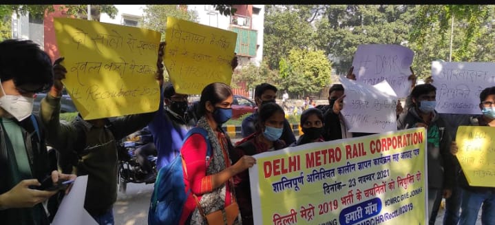rohitsahu1231's tweet photo. @OfficialDMRC  @PMOIndia @RYPofficial @BJP4India @aajtak @ABPNews @ArvindKejriwal @AamAadmiParty @rojgarresult
@DMRC_FansClub @PMOIndia
@OfficialDMRC 2 साल हो गए सिलेक्टेड बच्चों के नहीं हुई joining,डीएमआरसी ने किया विद्यार्थियों के साथ धोखा, रिजल्ट आने के बाद घटाई sheet ,🙏🏻 https://t.co/ku55SIuYck