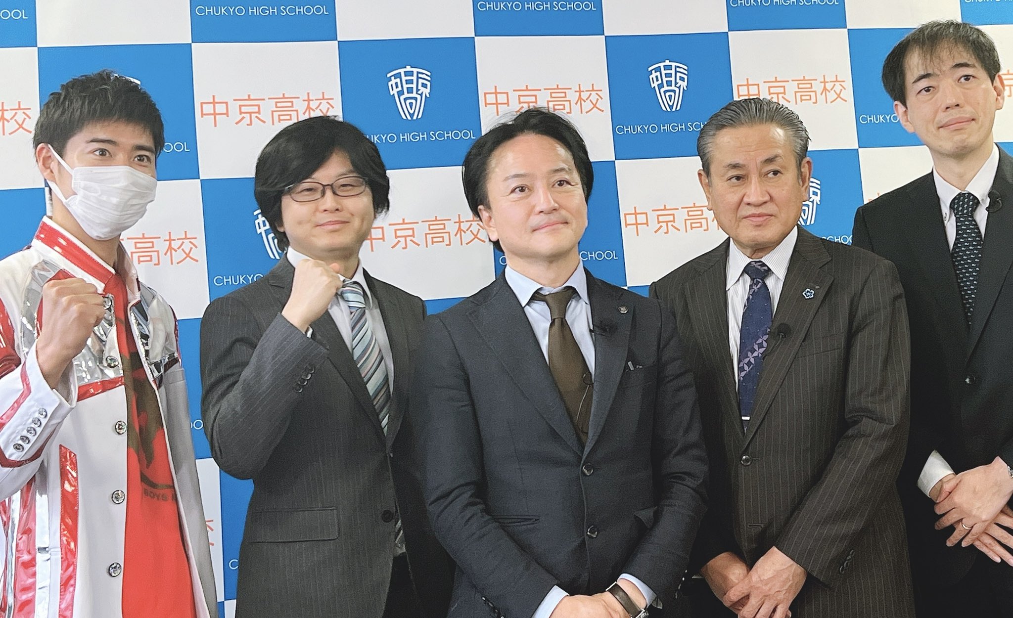 鈴木悠介 七色高等学院 開校発表会見 写真左から名古屋のアイドルグループ Boys And Men の辻本達規さん ただよび講師の鈴木悠介 株 シルヴァンブリーズの高木社長 中京高校の和田校長 株 レッドクイーン取締役の尾崎さんです ただよび 七色