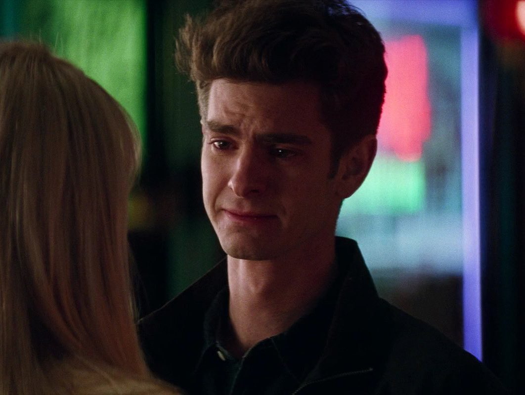 человек паук питер и гвен. питер паркер эндрю гарфилд и гвен стейси. питер паркер эндрю гарфилд сцена в школе с гвен стейси. эндрю гарфилд и гвен стейси. эндрю гарфилд питер паркер 2012.