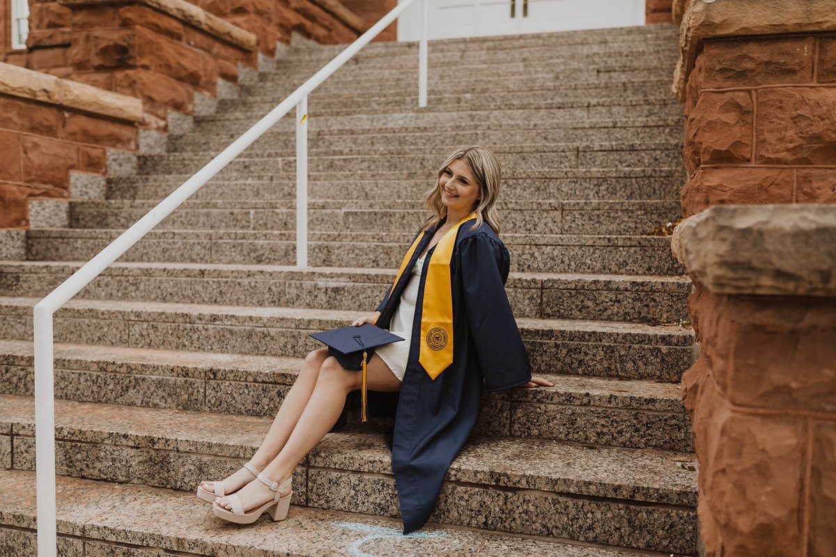 RileyMarcellus's tweet photo. still doesn’t feel real🎓🥂 #graduated https://t.co/4ETmrzsPvS