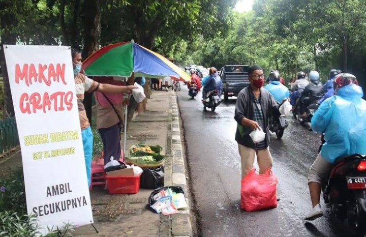 Jumat Barokah Sat 81 Kopassus. 

Sat 81 Kopassus bagikan makanan gratis kpd warga yg melintas di jl.Kesehatan, Cijantung.

Makanan yg dibagikan dibeli dr penjual pinggir jalan shg dpt bantu pedagang kecil penjual makanan. 

Selamat menunaikan ibadah Sholat Jumat bg umat Muslimin