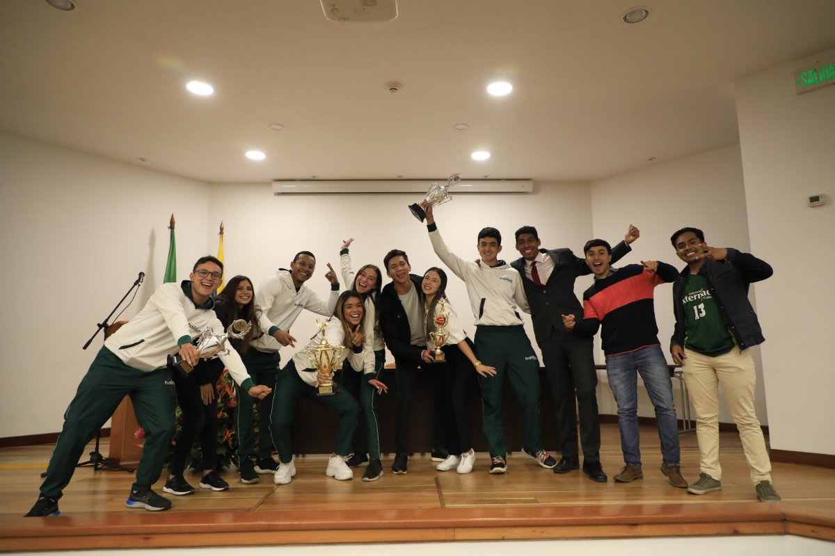 UExternado's tweet photo. A esta hora se lleva a cabo un reconocimiento a los(as) deportistas externadistas que con disciplina, esfuerzo y dedicación se destacaron en competencias universitarias durante el semestre. 🏀⚽🏐  ¡Felicitaciones!💚 @UEBienestar https://t.co/rEiJtSgIE3