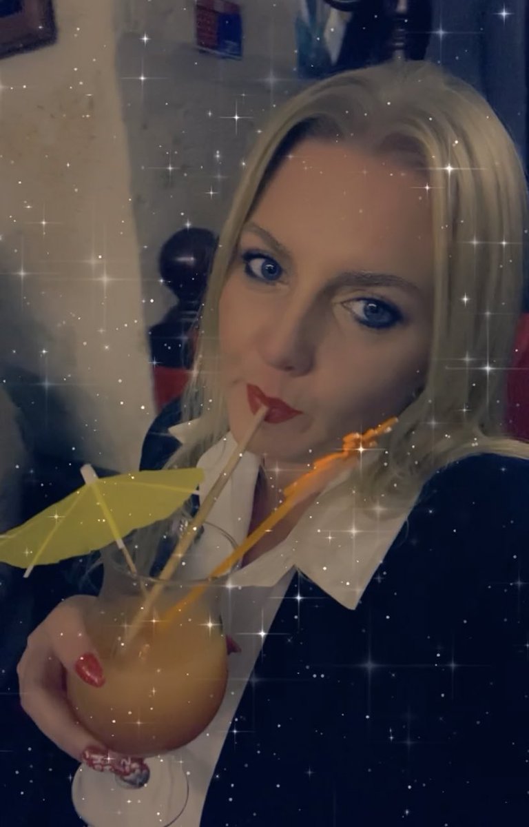 IamSyssyVie's tweet photo. J’ai un scoop!!!
Le père Noël 🎅 nous ment…
Il n’aime que les vilaines filles 👿😂🔥🍺🍹🍻
#teamvilaine #LastNight #Christmas2021 #southoffrance #instoppable https://t.co/r4O7KThERu