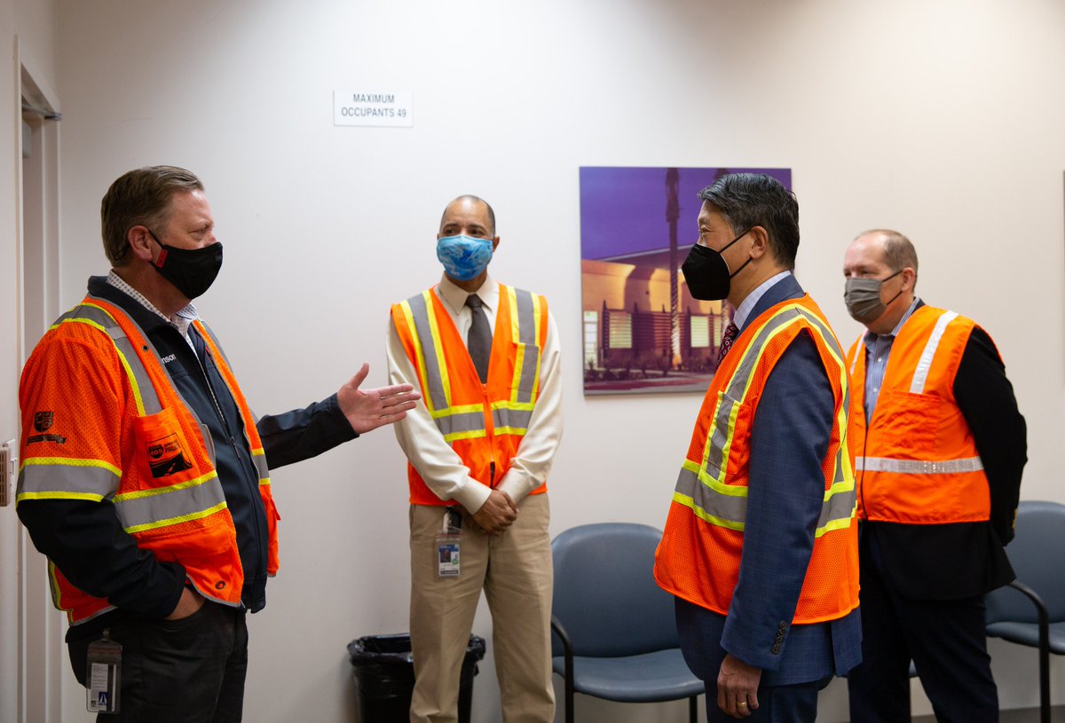 OCTAnews's tweet image. @CA_Trans_Agency Secretary @kimdavid63 met with leaders from @goOCTA today to learn about OCTA's hydrogen fuel-cell electric bus pilot program. #OCTA operates 10, 40-ft hydrogen buses on regular #OCBus routes within disadvantaged communities in #OrangeCounty. #zeroemission