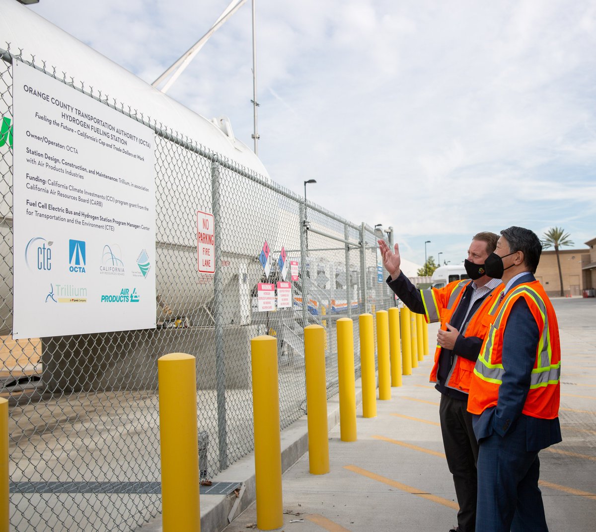 OCTAnews's tweet image. @CA_Trans_Agency Secretary @kimdavid63 met with leaders from @goOCTA today to learn about OCTA's hydrogen fuel-cell electric bus pilot program. #OCTA operates 10, 40-ft hydrogen buses on regular #OCBus routes within disadvantaged communities in #OrangeCounty. #zeroemission