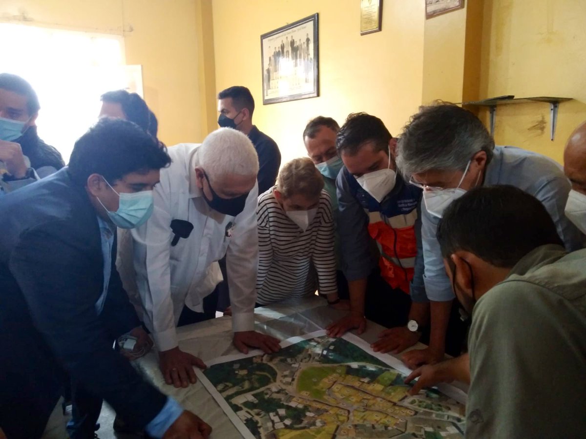MIT_Ecuador's tweet photo. El presidente @LassoGuillermo y el ministro @MarceloHCabrera en la mesa técnica analizan mapa de riesgos de la ciudad de #Zaruma, en el salón Unión Obrera 19 de marzo, para dar soluciones inmediatas a la emergencia #ElOro https://t.co/GTDxR0Qem2