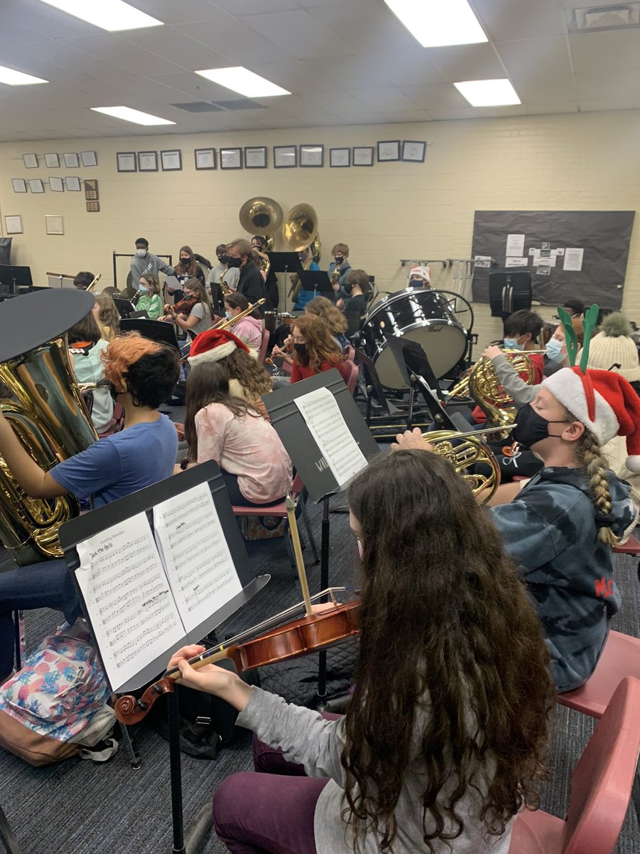 cardinalstrings's tweet image. KMS music caroling with band, choir, and orchestra! The rain kept us away from neighborhoods but we got to rehearse, eat a million pizzas, and make music together! #itsworthit #allthepizza @KilbourneMiddle @ryanmalexis