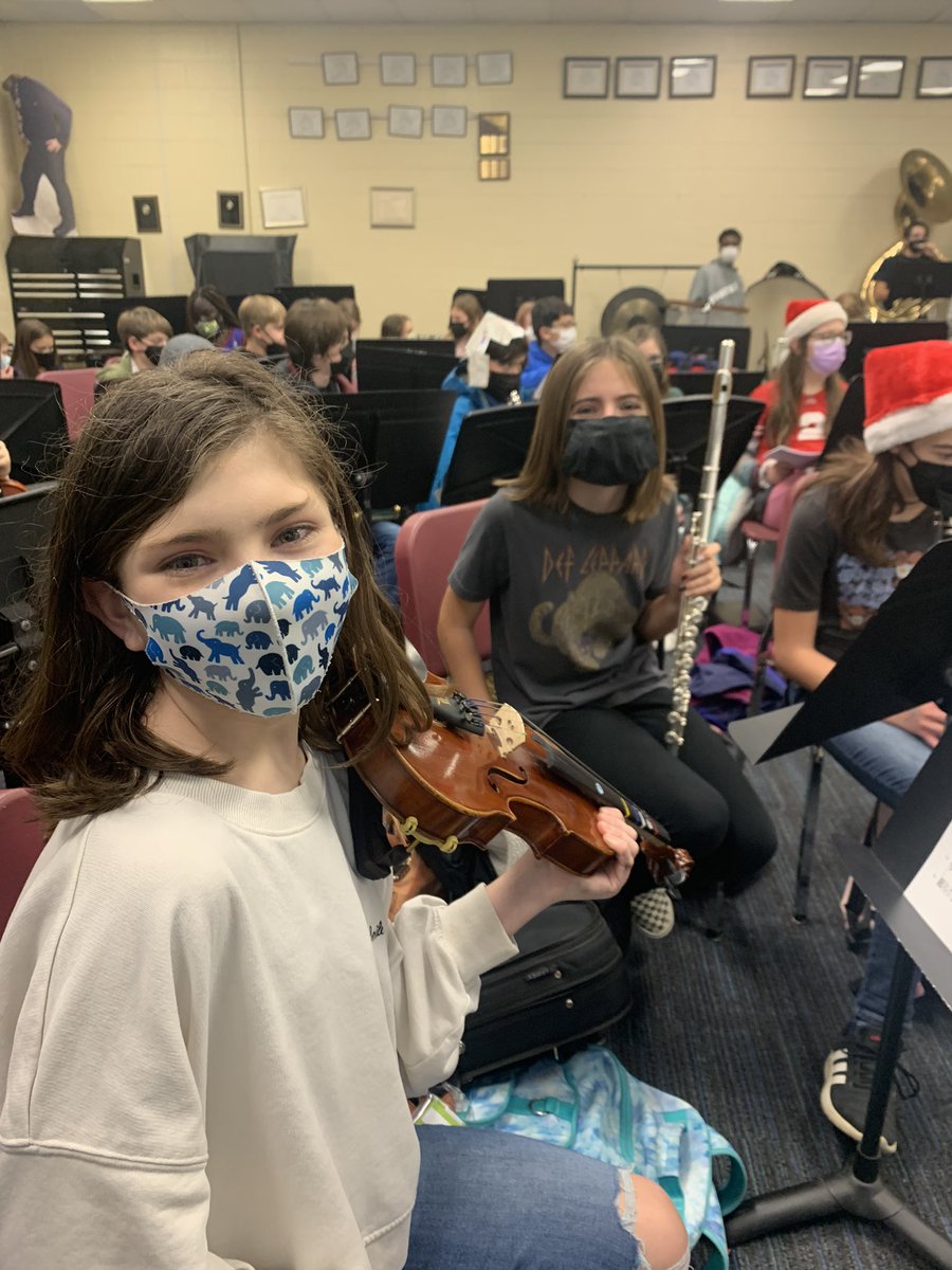 cardinalstrings's tweet image. KMS music caroling with band, choir, and orchestra! The rain kept us away from neighborhoods but we got to rehearse, eat a million pizzas, and make music together! #itsworthit #allthepizza @KilbourneMiddle @ryanmalexis