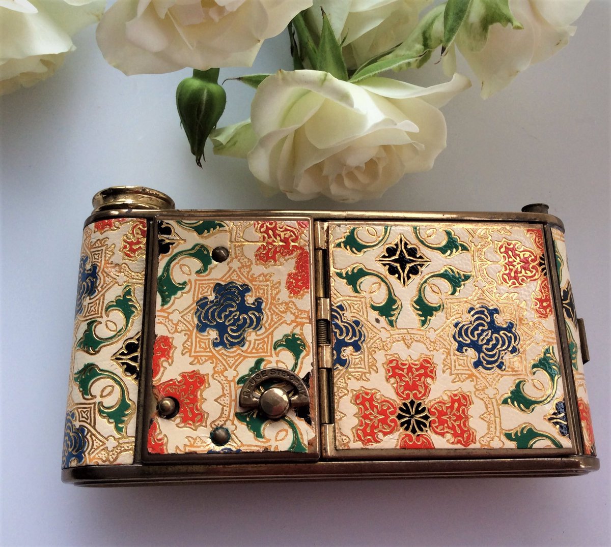 AshhCollectable's tweet photo. #Rare #Vintage #30s #Musical #Camera Style Brass and Tooled #Leather Combination #Vanity #Compact 
with original box.
See #PowderCompacts at https://t.co/w5tDwEiPaU https://t.co/r1lRwpt8oR