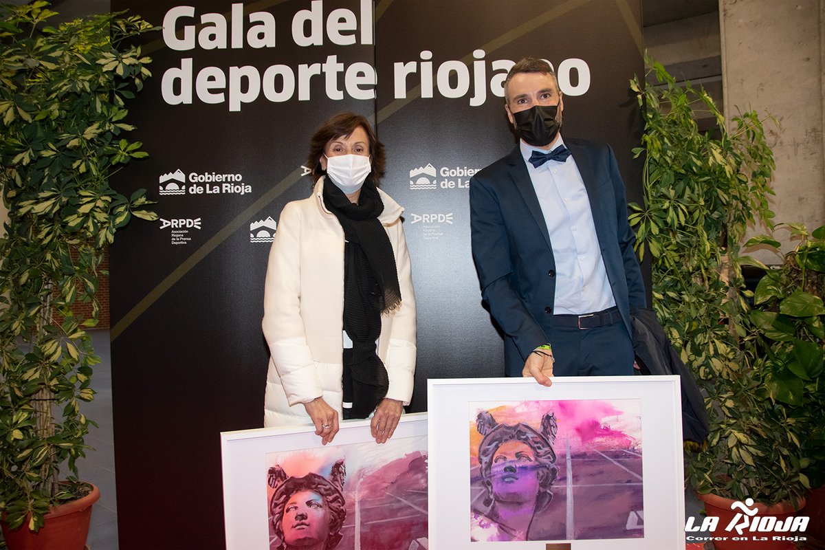 Dos atletas Máster galardonados en la Gala del Deporte Riojano como mejores deportistas veteranos. Maru Hernáiz Mejor Veterana de 2019 y Miguel Ferrer Mejor Veterano de 2020. El atletismo Máster riojano goza de muy buena salud 👏👏👏👏