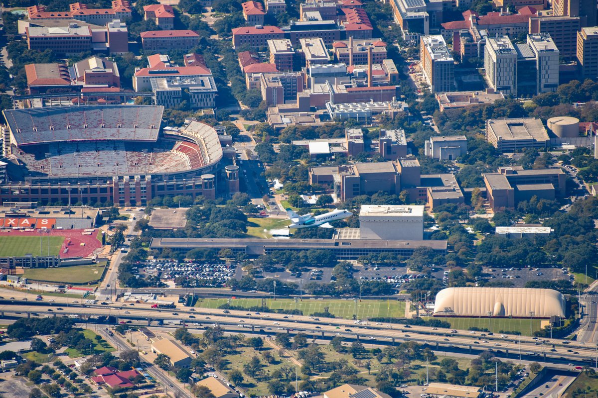 AerialsRed's tweet photo. Check out this plane flying over the University of Texas campus! #longhorns #aviation #aerialphotography #photooftheday https://t.co/GlVQKhHXIO
