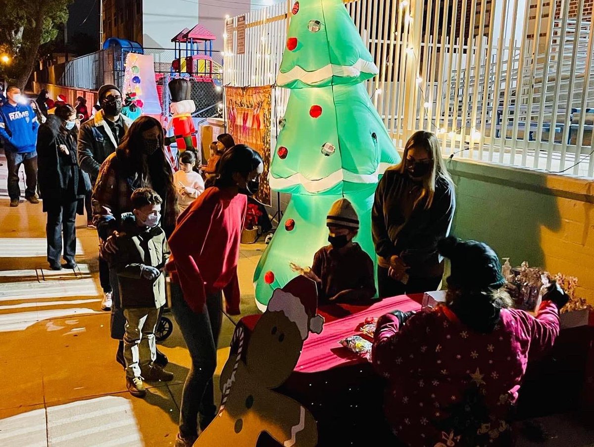 EBalsz's tweet photo. Emery Park Elementary had a Holiday Walk-Thru…where students met 🎅🏼 Santa &amp; received a treat! Thank you &amp; Happy Holidays to all that came!-PTA https://t.co/lhup87DHGy