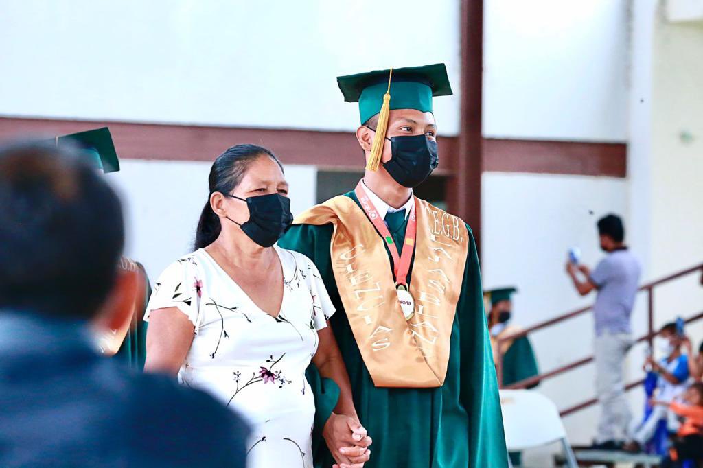 Jadeson Sabugara, durante toda su vida ocupó el primer puesto d honor de sus planteles, hoy fue su graduación en el Colegio Bilingüe Lajas Blancas, región Embera.
Tomado d la mano de su madre, recibe la noticia que se irá por 5 años a estudiar en el extranjero. #CerrandoBrechas