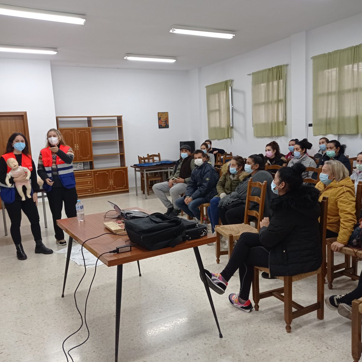 GuadalquivirUGC's tweet photo. Turno de madres y padres. Formarse para cuidar, para prevenir y para ser ejemplo. Seguimos con la Atención Comunitaria. Promoción es Salud. Emergencia es tiempo y aptitud. Apoyando @GuadalquivirUGC @SaludAPCordoba @AndaluciaRELAS 
#soportevital #rcpbasica #primerosauxilios https://t.co/MFVubrqHPY